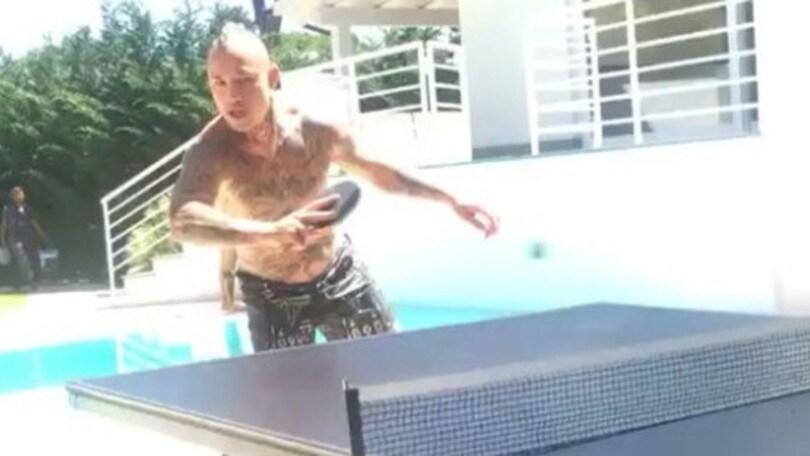 Roma, Nainggolan sfida Salah a ping pong!