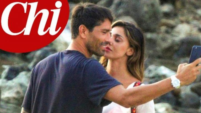 Belen-Borriello, ecco le foto del bacio