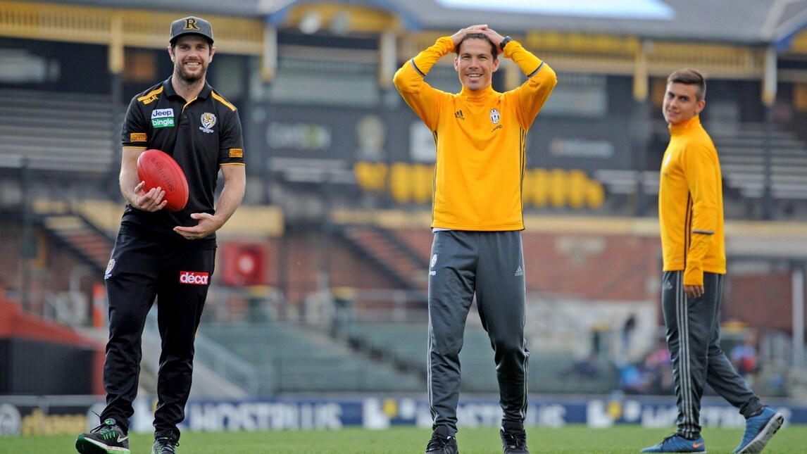 Serie A Juventus, Hernanes e Dybala giocano a football in Australia