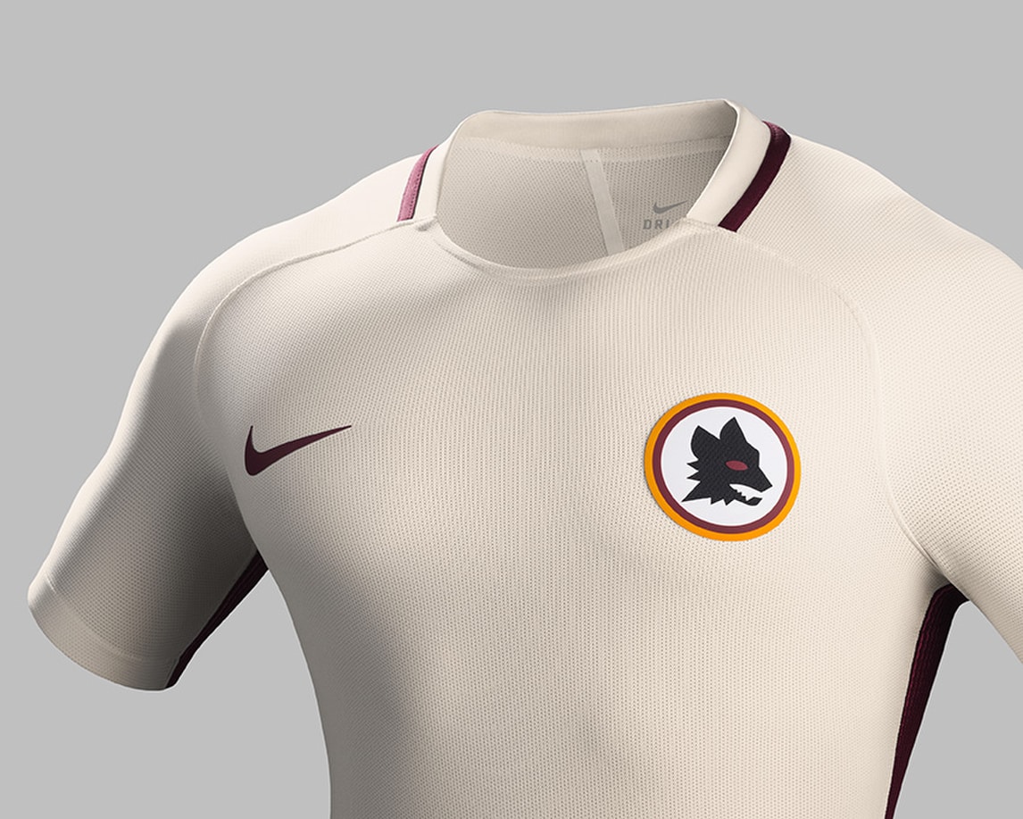 Roma, ecco la seconda maglia: torna il lupetto