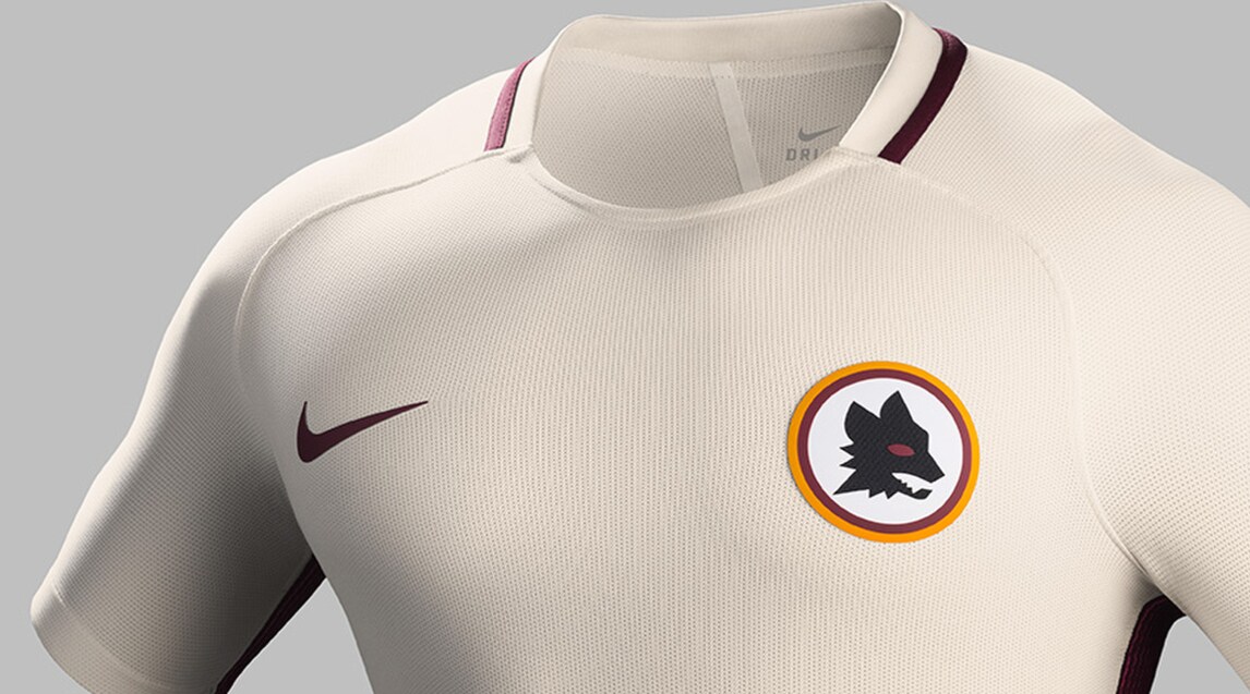 Roma, ecco la seconda maglia: torna il lupetto