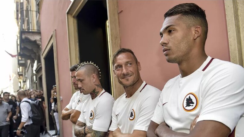 La Roma presenta la seconda maglia in centro