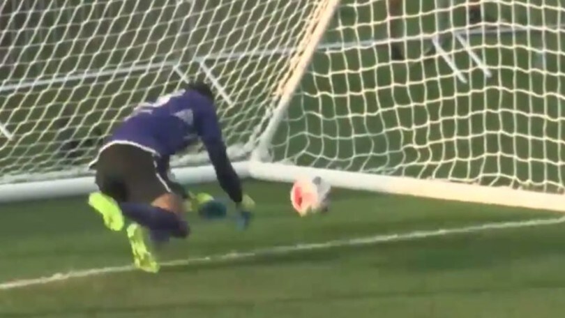 Il portiere la combina grossa: l'autogol è incredibile