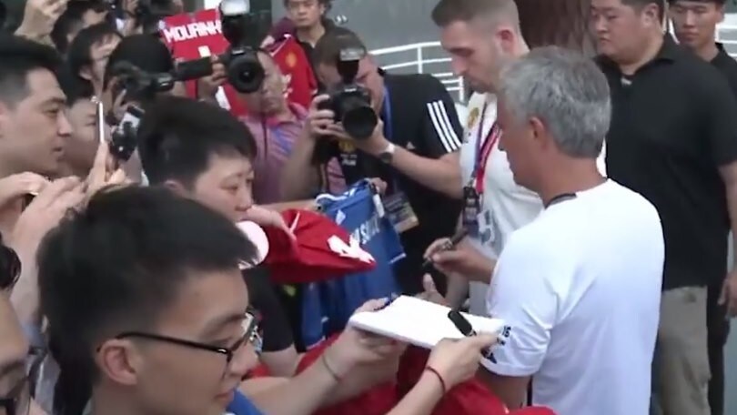 Mourinho non ci casca: niente autografo sulla maglia del Chelsea