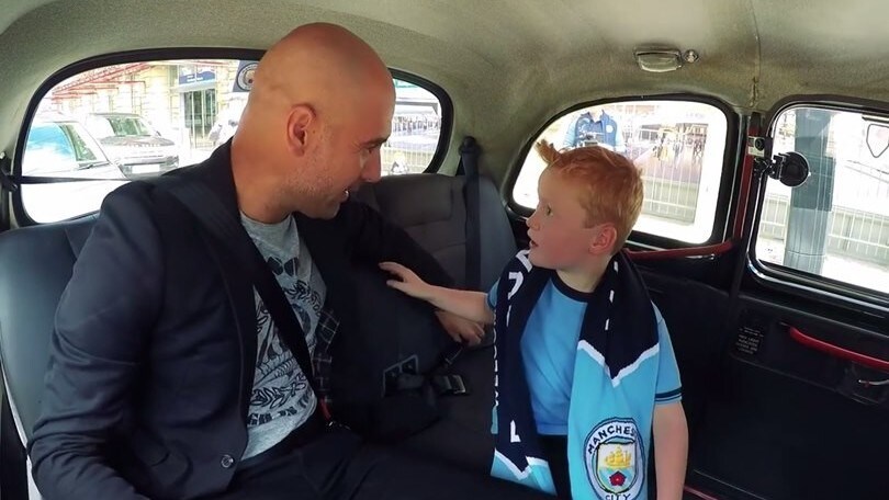 Guardiola, sorpresa al piccolo tifoso. Il fan: «Prendi Messi?»
