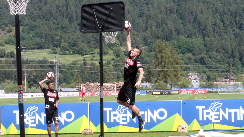 Serie A Napoli, Hamsik e Allan sfida a basket dopo l'allenamento