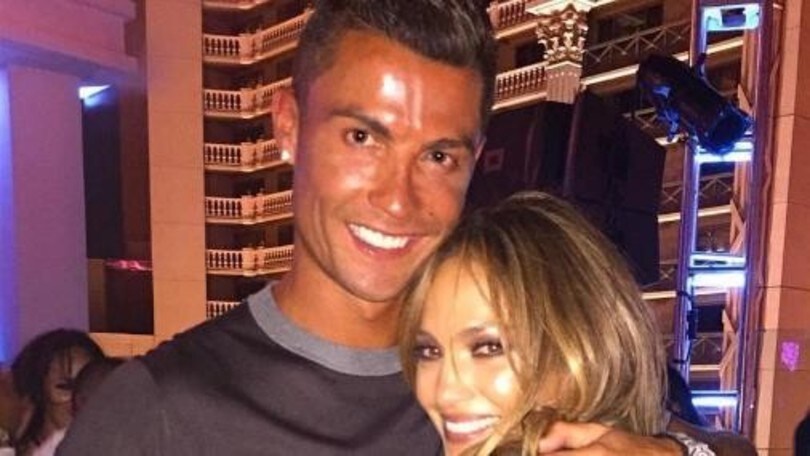 Jennifer Lopez festeggia i 47 anni con Cristiano Ronaldo