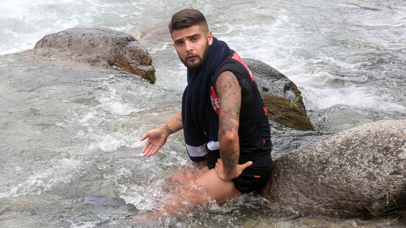 Napoli, riposo nel fiume per Insigne dopo il duro lavoro
