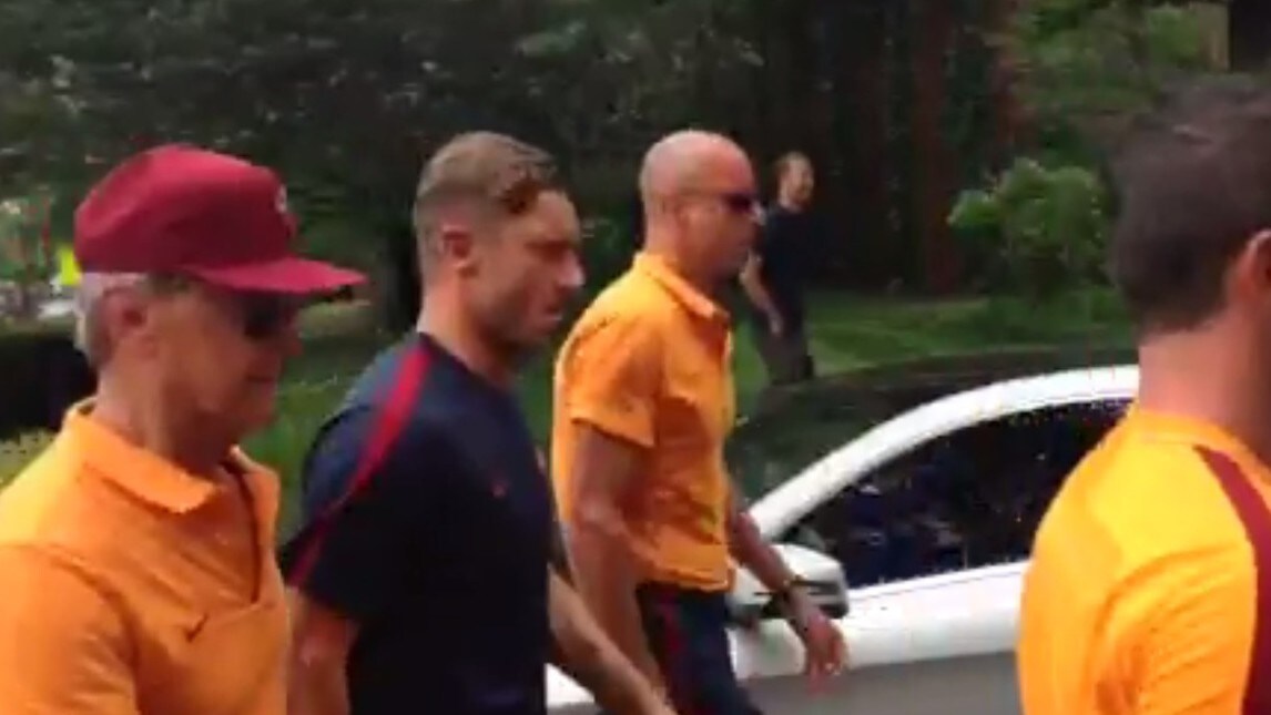 Roma, Totti e De Rossi a piedi all'allenamento tra l'entusiasmo dei tifosi