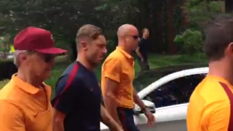 Roma, Totti e De Rossi a piedi all'allenamento tra l'entusiasmo dei tifosi