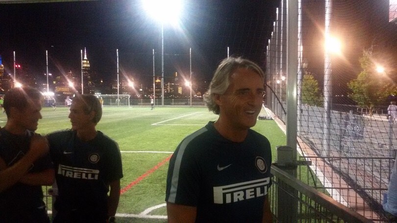 Mancini, passeggiata serale con lo staff