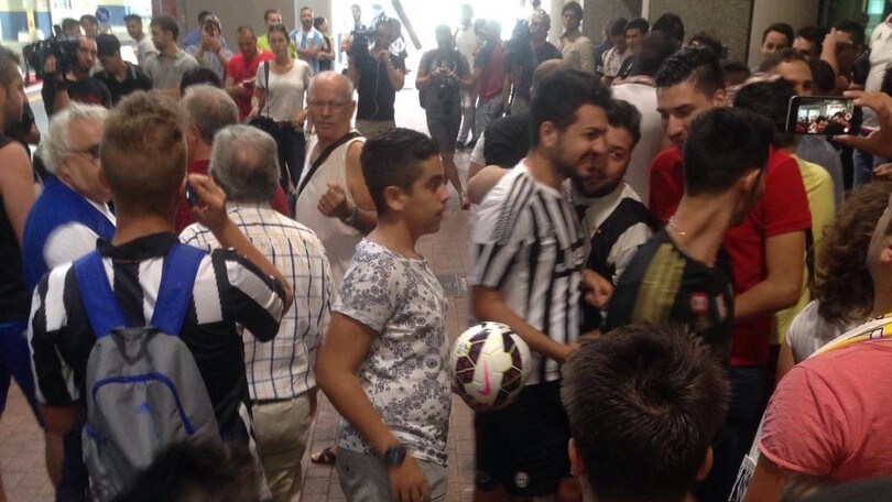 Tifosi Juve all'aeroporto di Caselle: cori per Higuain