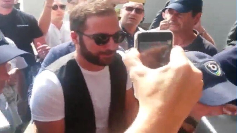 Juventus, Higuain sbarca a Torino: entusiamo alle stelle e cori per il Pipita