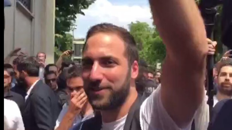 Juventus, Higuain saluta i tifosi all'esterno della sede bianconera