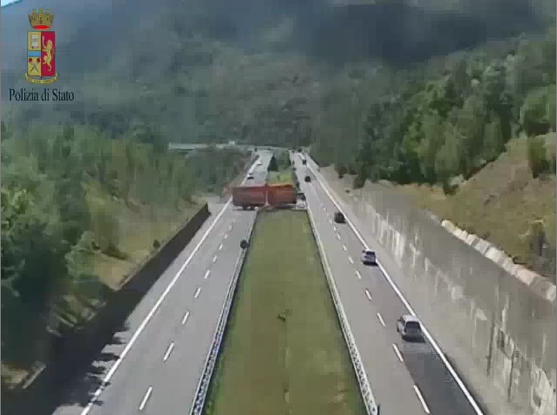 Il TIR fa inversione in autostrada, tragedia sfiorata sulla Cisa