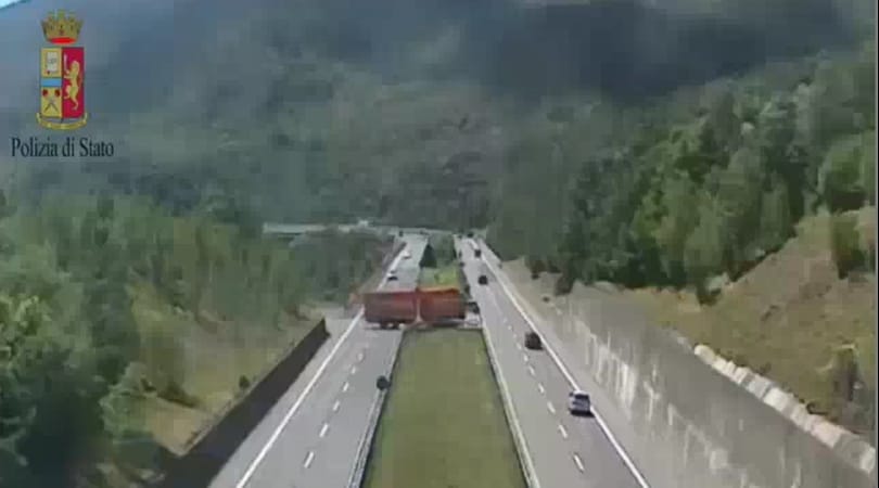 Il TIR fa inversione in autostrada, tragedia sfiorata sulla Cisa