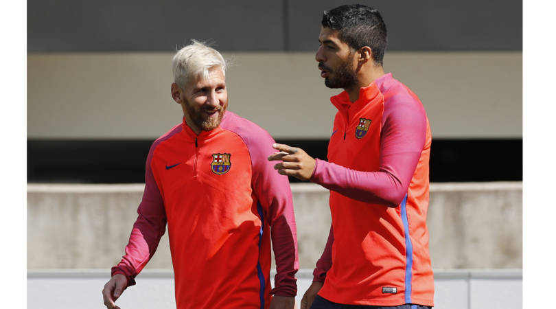 Barcellona, Messi se la ride in ritiro con il nuovo look