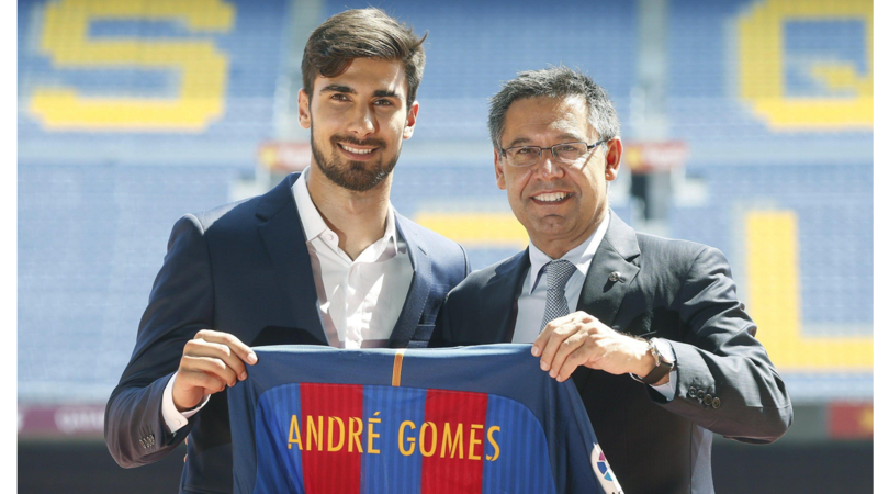 Barcellona, ecco André Gomes: in posa con Bartomeu