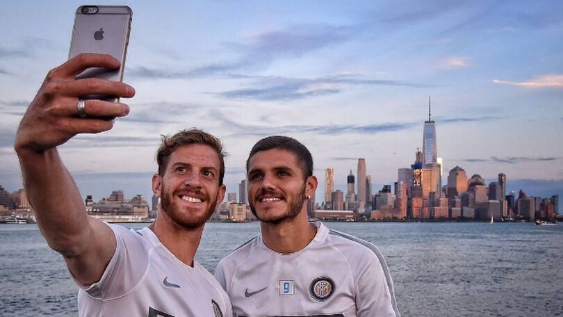 Inter, allenamento con vista su New York: scatta il selfie di Icardi e Ansaldi