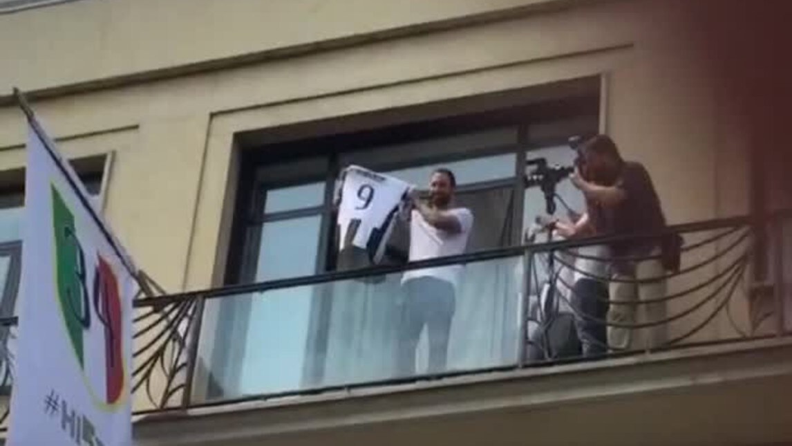 Higuain mostra la maglia della Juventus