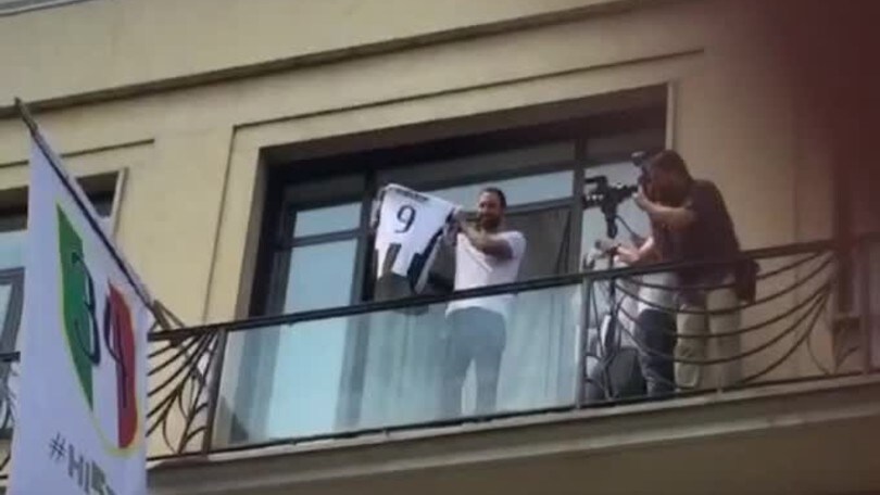 Higuain mostra la maglia della Juventus