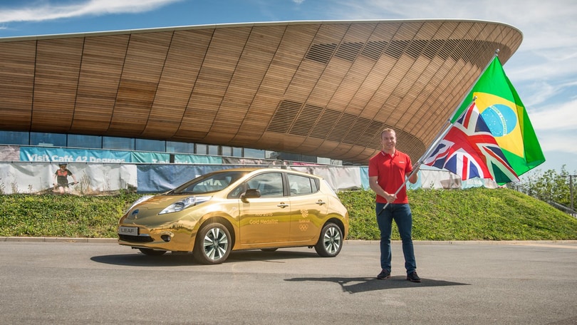 Nissan Leaf dorata: foto