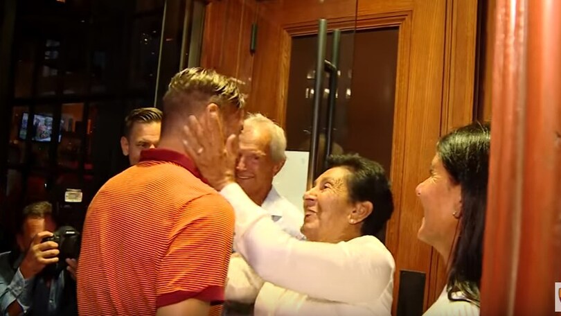 La mamma di Pallotta accoglie Totti e la squadra a Boston