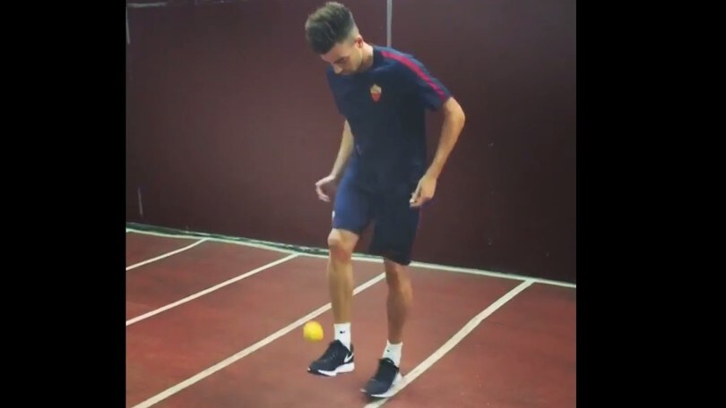 Roma, El Shaarawy show: palleggia con un'arancia