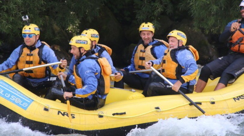 Napoli, De Laurentiis fa rafting e canta "Chi non salta è juventino"