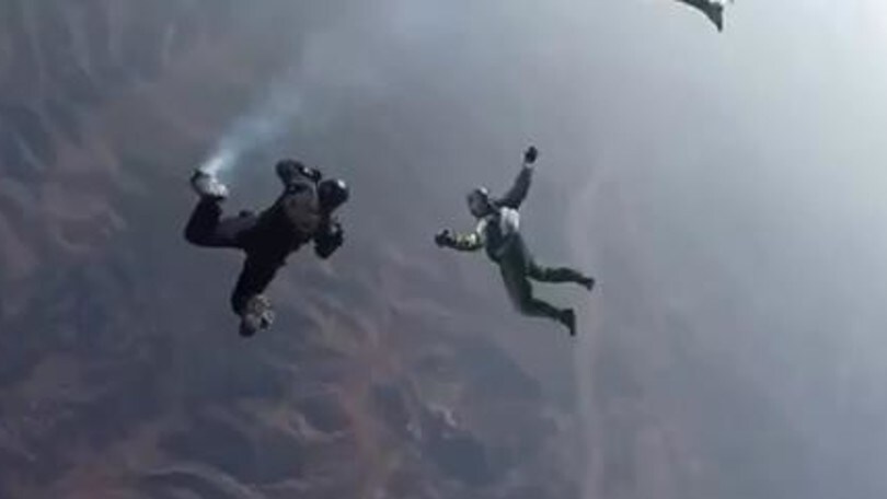 Senza paracadute da 7620 metri, atterra su una rete