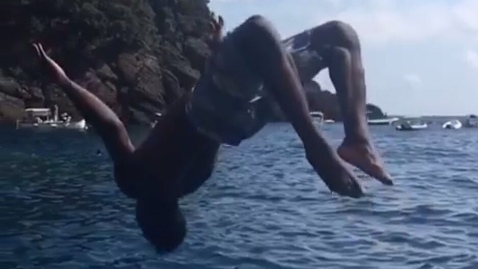 Balotelli, che capriole: non in campo ma al mare...
