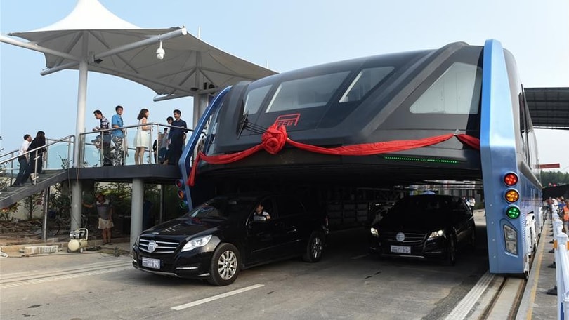 Il bus gigante che viaggia sopra le auto