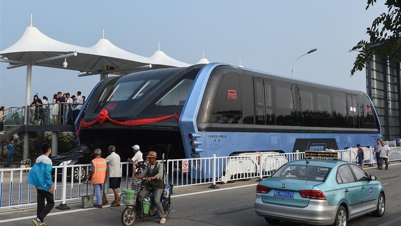 Il bus gigante che viaggia al di sopra le auto