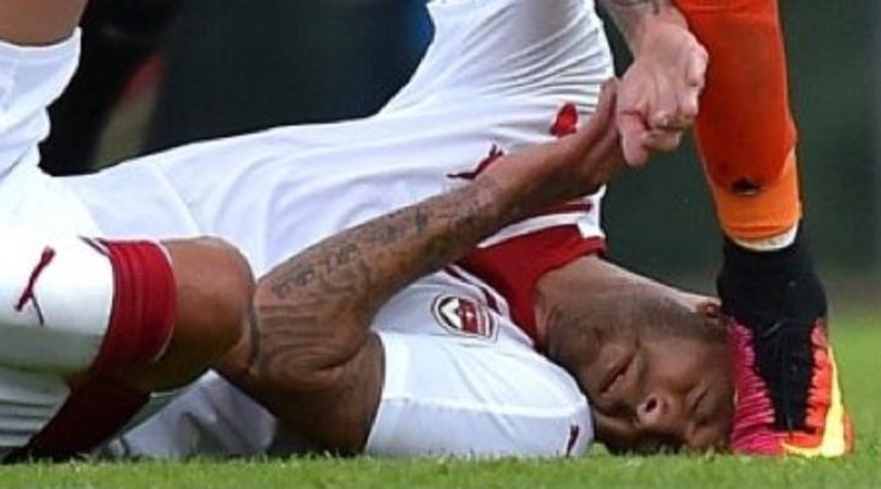 Menez, infortunio choc: metà orecchio reciso