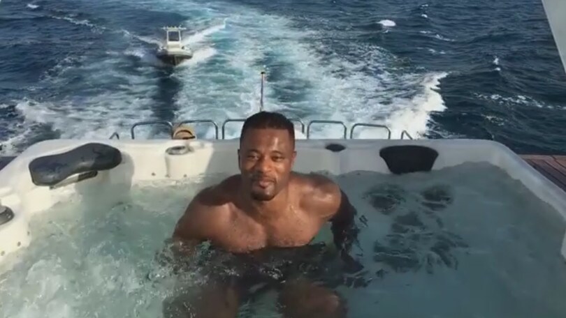 Evra ancora in vacanza: saluta la Juventus dalla barca