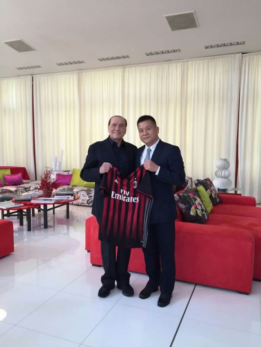 C'è la firma sull'accordo preliminare: così Berlusconi ha venduto il Milan ai cinesi