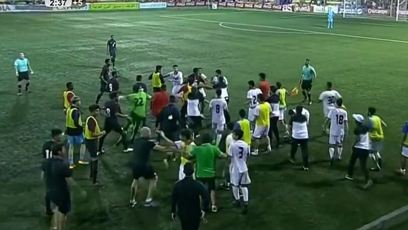 Partita tra ragazzi, scoppia la rissa furibonda