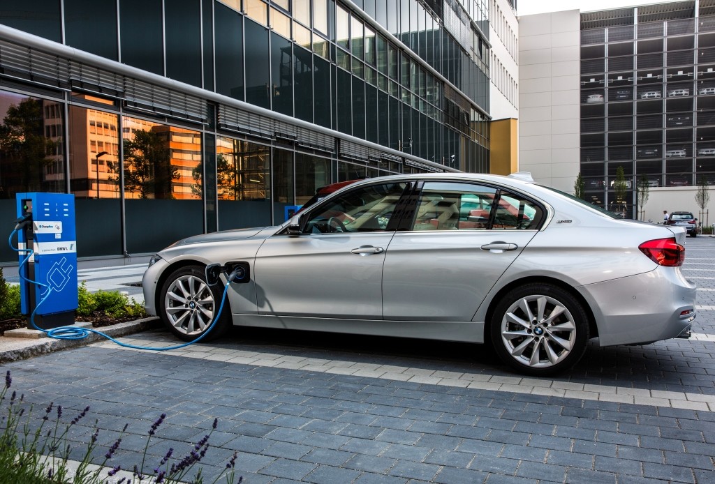 USA: BMW sfida Tesla con uno spot, perché attendere la Model 3?
