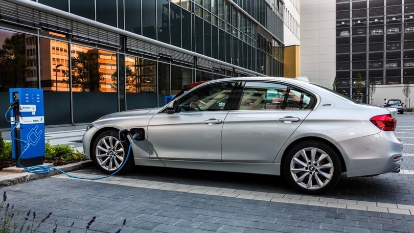 USA: BMW sfida Tesla con uno spot, perché attendere la Model 3?