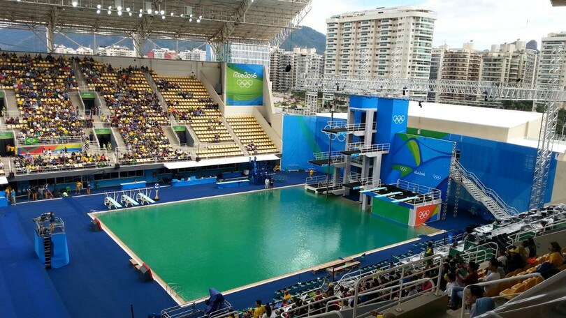 Olimpiadi, l'acqua della piscina dei tuffi è verde