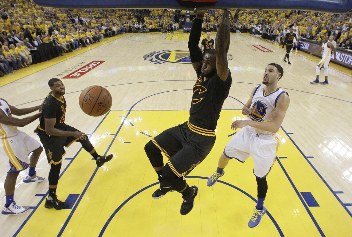 Basket NBA, James rinnova: 100 milioni