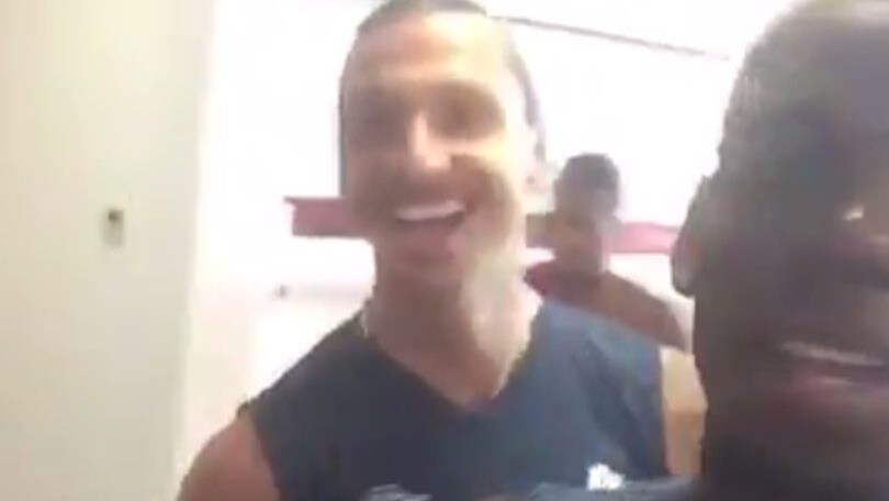 Pogba scherza con Ibra: «Fai la foto con me e diventi famoso!»