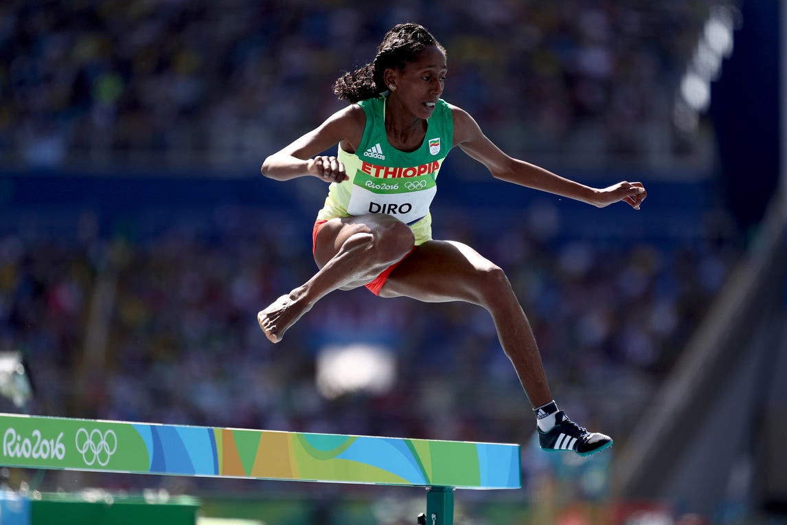 Olimpiadi, applausi per l'etiope Diro: perde la scarpa ma continua a correre