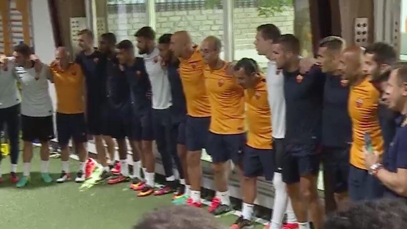 Roma, il rito dei giocatori per caricarsi in vista del Porto