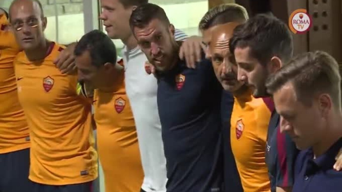 Roma, il rito dei giocatori in vista del Porto in hd