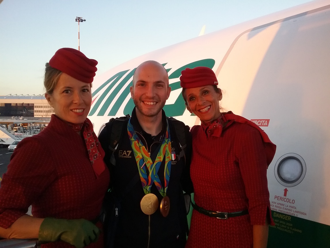 Olimpiadi, Campriani rientra in Italia: che festa a Fiumicino!