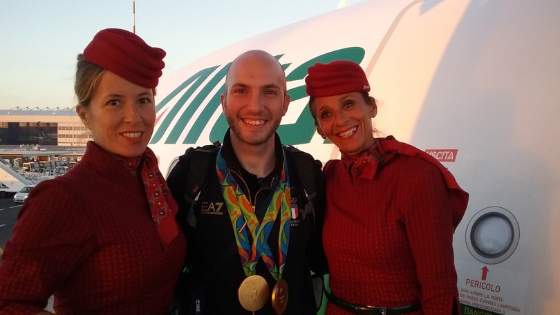 Olimpiadi, Campriani rientra in Italia: che festa a Fiumicino!