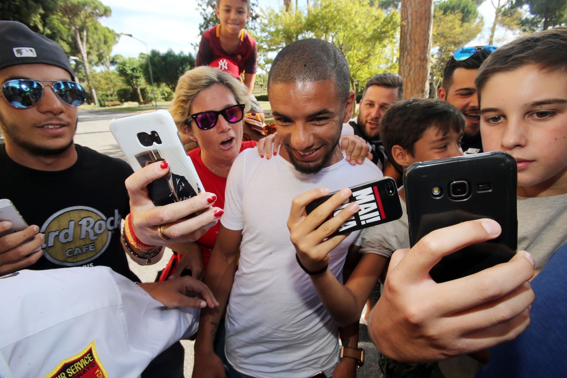 Roma, Bruno Peres a Villa Stuart: l'abbraccio dei tifosi