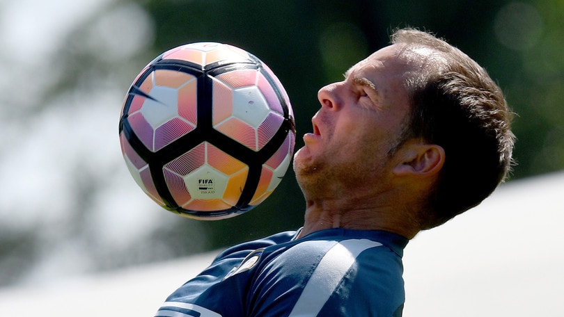 Frank De Boer, che palleggi in allenamento con l'Inter