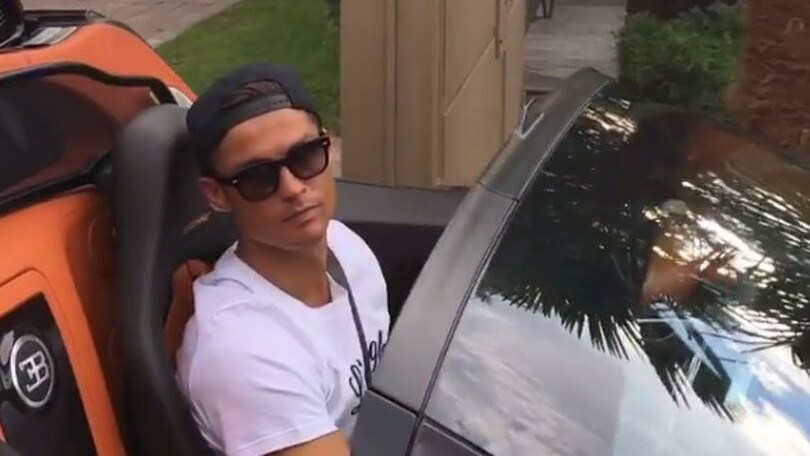 Ronaldo mostra la sua Bugatti da oltre due milioni di euro